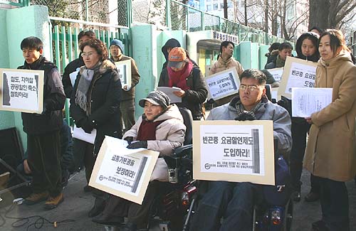 21일 오후2시, 정부중앙청사 후문 앞에서 열린 '철도, 지하철 공공할인 축소 철회를 위한 기자회견' 